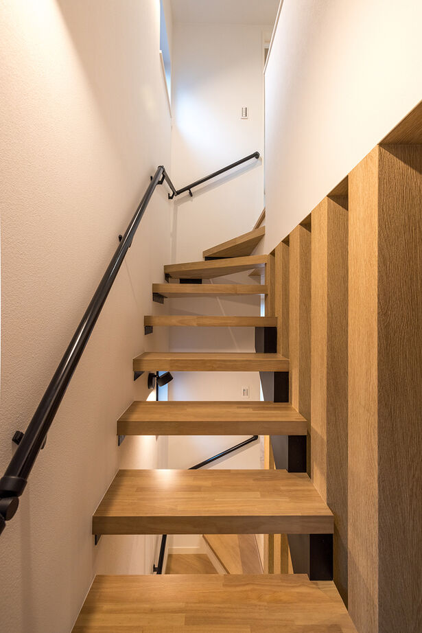 YAZAWALUMBER｜狭小特化 【敷地19坪/狭小/3階建て/ガレージ/2000万円台】デザインと機能性を追求した"素材感"のある家の建築実例画像6