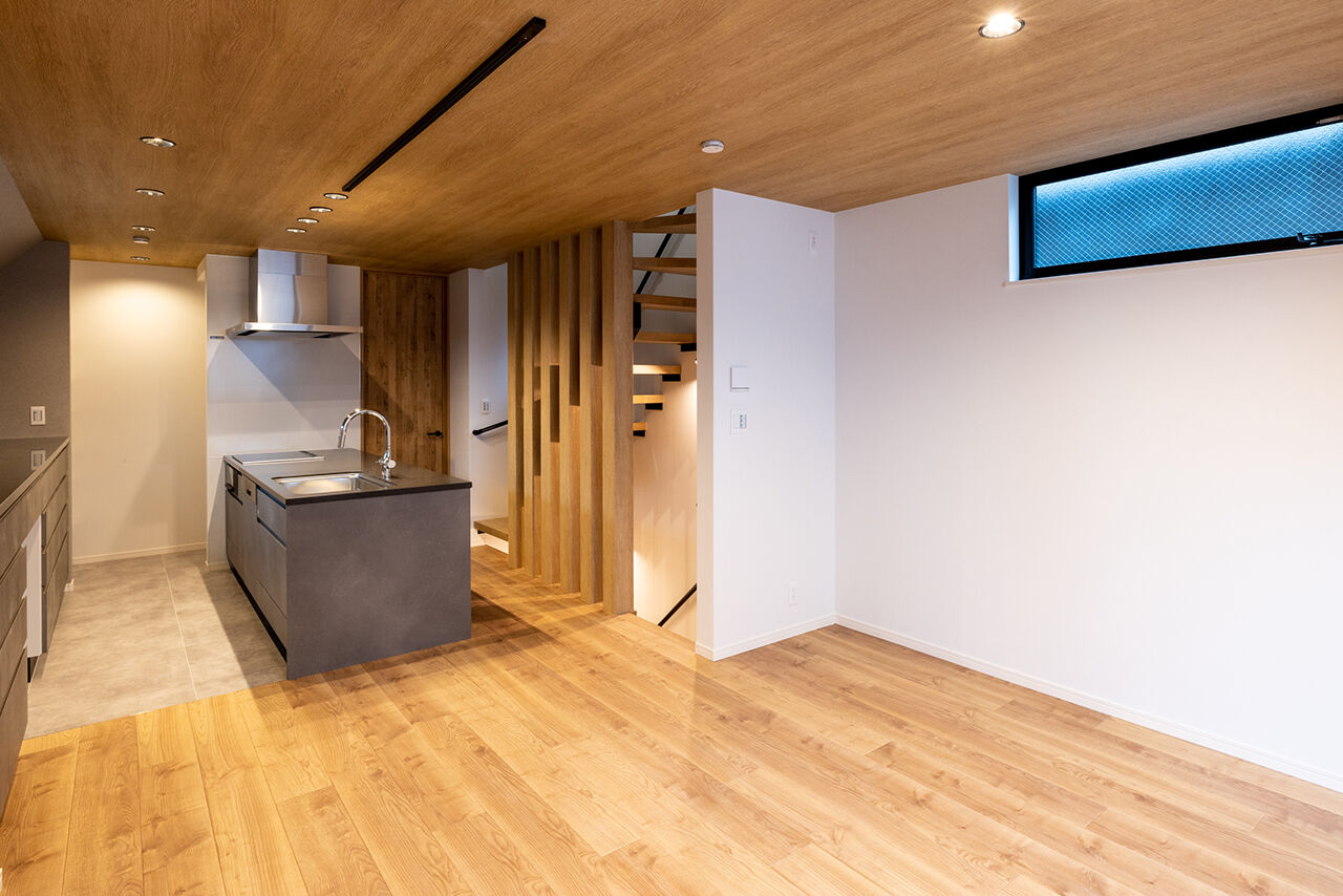 YAZAWALUMBER｜狭小特化 【敷地19坪/狭小/3階建て/ガレージ/2000万円台】デザインと機能性を追求した"素材感"のある家の建築実例画像8