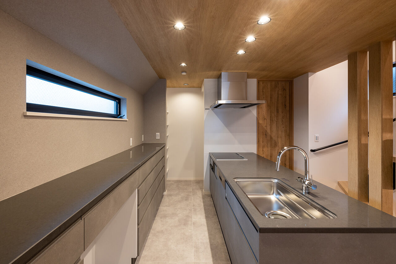 YAZAWALUMBER｜狭小特化 【敷地19坪/狭小/3階建て/ガレージ/2000万円台】デザインと機能性を追求した"素材感"のある家の建築実例画像9