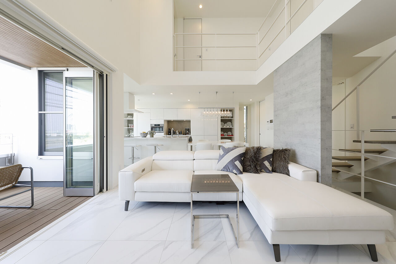 YAZAWALUMBER｜狭小特化 【敷地30坪/屋上ジェットバス/3階建て/ビルトインガレージ】屋上から海を望める高級リゾートハウスの建築実例画像2