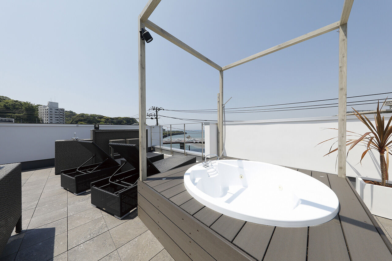 YAZAWALUMBER｜狭小特化 【敷地30坪/屋上ジェットバス/3階建て/ビルトインガレージ】屋上から海を望める高級リゾートハウスの建築実例画像3