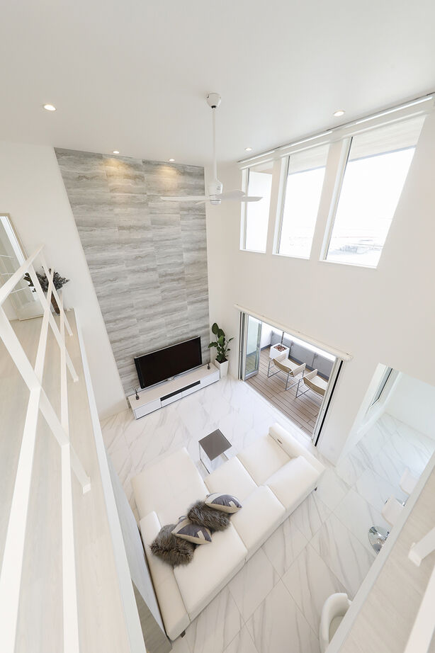 YAZAWALUMBER｜狭小特化 【敷地30坪/屋上ジェットバス/3階建て/ビルトインガレージ】屋上から海を望める高級リゾートハウスの建築実例画像4