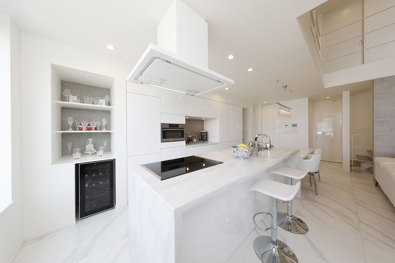 YAZAWALUMBER｜狭小特化 【敷地30坪/屋上ジェットバス/3階建て/ビルトインガレージ】屋上から海を望める高級リゾートハウスの建築実例画像5