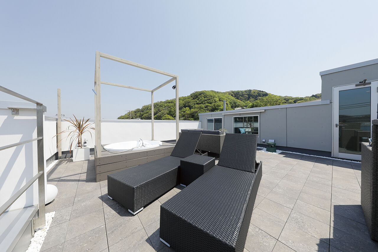 YAZAWALUMBER｜狭小特化 【敷地30坪/屋上ジェットバス/3階建て/ビルトインガレージ】屋上から海を望める高級リゾートハウスの建築実例画像10