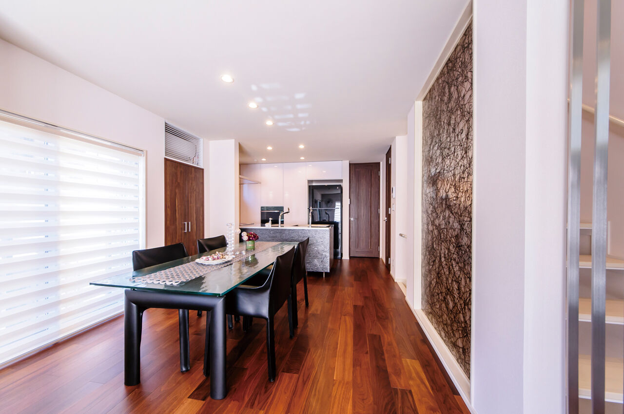 YAZAWALUMBER｜狭小特化 【敷地18坪/3階建て/ガレージ/3000万円台】狭小地でも門型フレームで車2台分のガレージを実現！の建築実例画像2