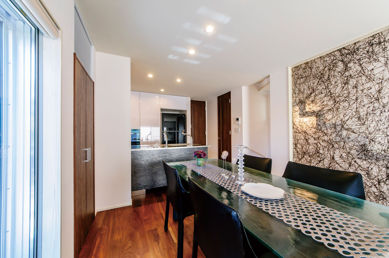 YAZAWALUMBER｜狭小特化 【敷地18坪/3階建て/ガレージ/3000万円台】狭小地でも門型フレームで車2台分のガレージを実現！の建築実例画像3