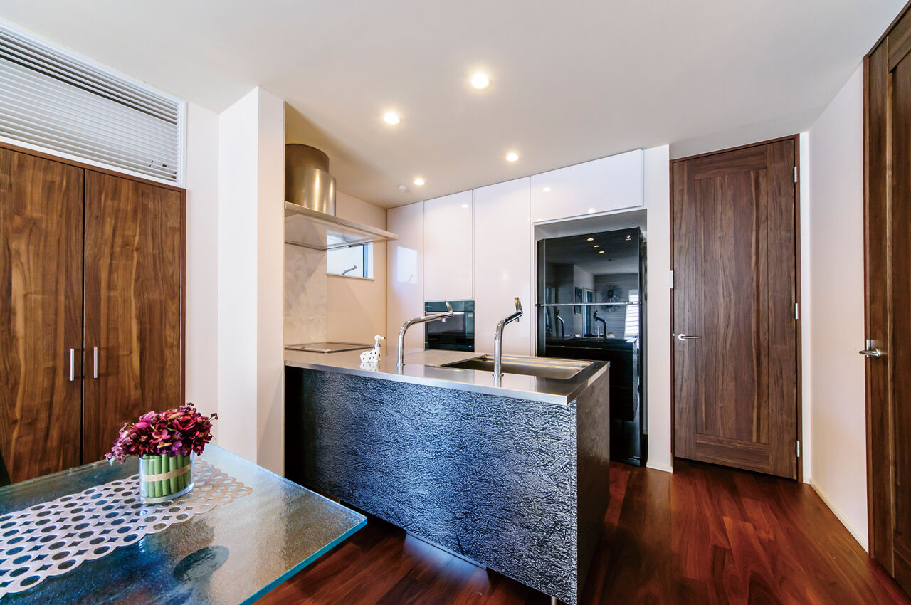 YAZAWALUMBER｜狭小特化 【敷地18坪/3階建て/ガレージ/3000万円台】狭小地でも門型フレームで車2台分のガレージを実現！の建築実例画像5