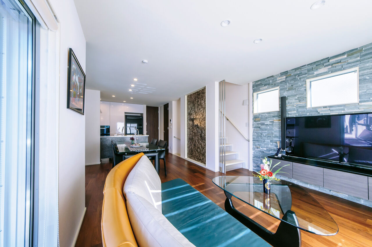 YAZAWALUMBER｜狭小特化 【敷地18坪/3階建て/ガレージ/3000万円台】狭小地でも門型フレームで車2台分のガレージを実現！の建築実例画像6