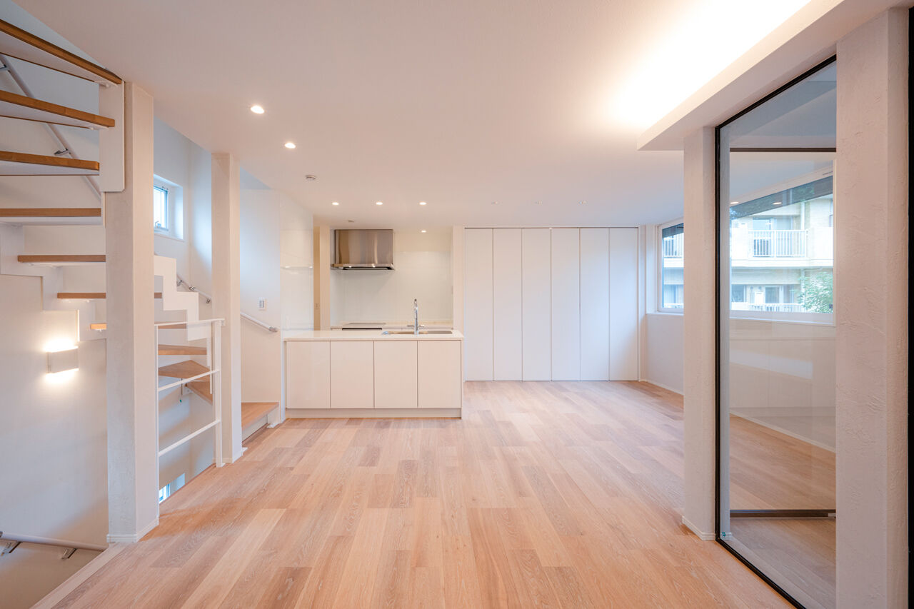 YAZAWALUMBER｜狭小特化 【敷地28坪/変形地/3000万円台】狭小の土地を活かす設計の工夫必見！白を基調とした心地よい住まいの建築実例画像2