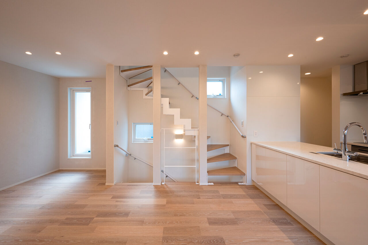 YAZAWALUMBER｜狭小特化 【敷地28坪/変形地/3000万円台】狭小の土地を活かす設計の工夫必見！白を基調とした心地よい住まいの建築実例画像3