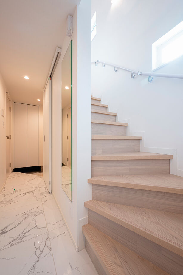 YAZAWALUMBER｜狭小特化 【敷地28坪/変形地/3000万円台】狭小の土地を活かす設計の工夫必見！白を基調とした心地よい住まいの建築実例画像4