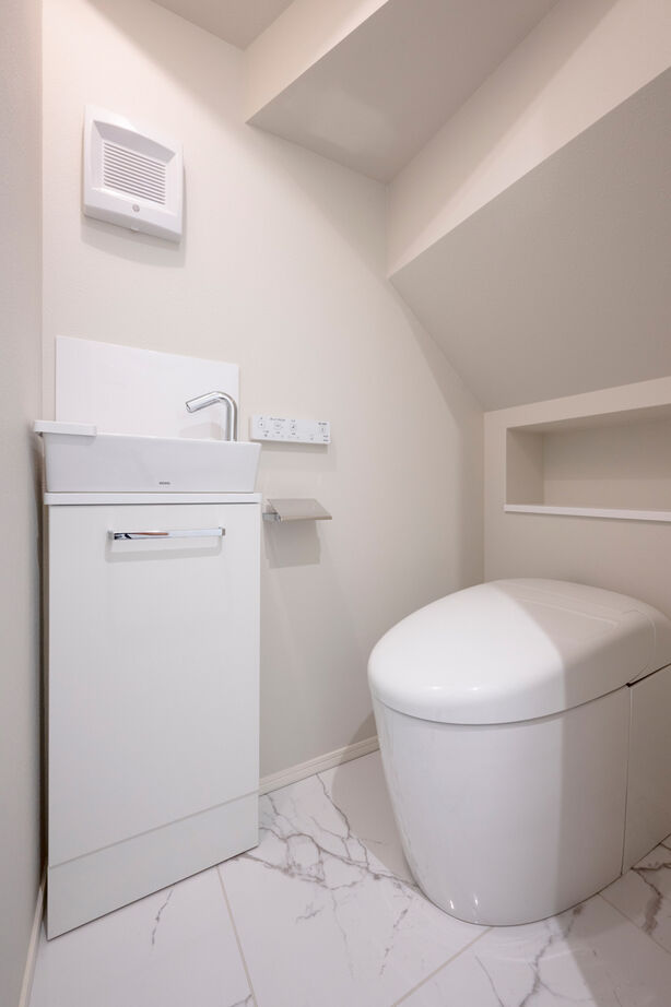 YAZAWALUMBER｜狭小特化 【敷地28坪/変形地/3000万円台】狭小の土地を活かす設計の工夫必見！白を基調とした心地よい住まいの建築実例画像9