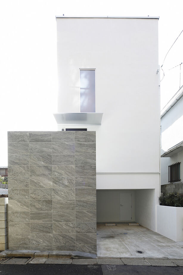 YAZAWALUMBER｜狭小特化 【敷地25坪/RCガレージ/屋上テラス/スケルトン階段】道路との高低差を活かした、"設計力"が光る家の建築実例画像1