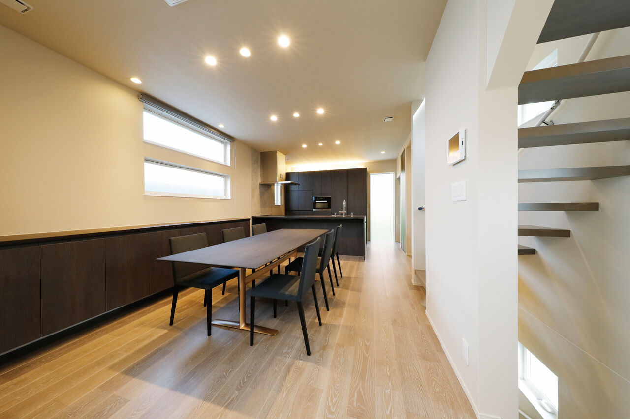 YAZAWALUMBER｜狭小特化 【敷地25坪/RCガレージ/屋上テラス/スケルトン階段】道路との高低差を活かした、"設計力"が光る家の建築実例画像3