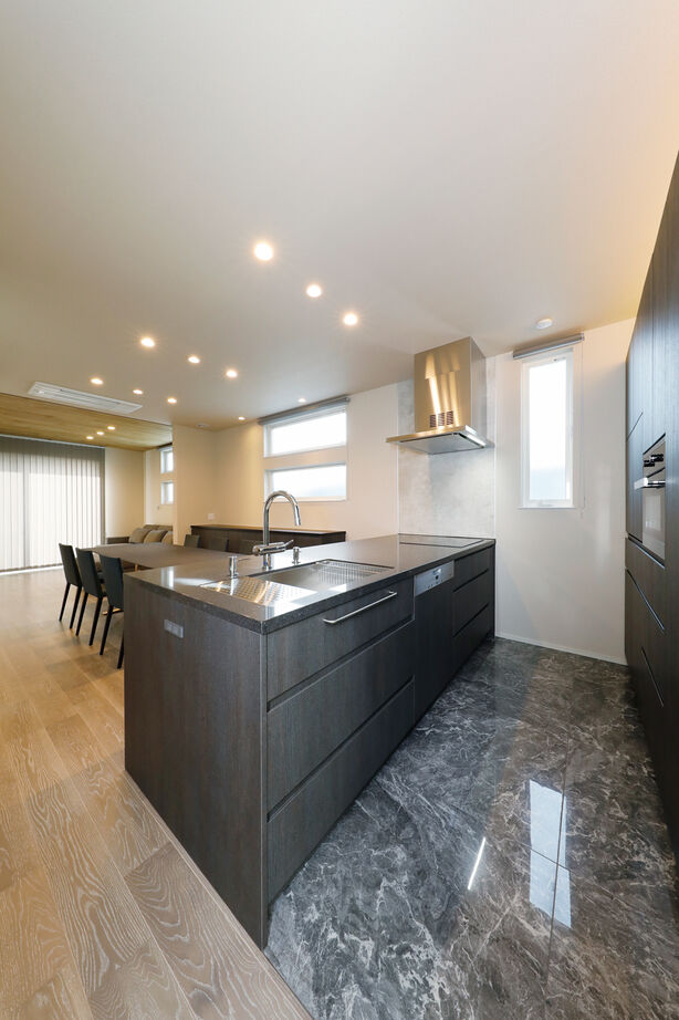 YAZAWALUMBER｜狭小特化 【敷地25坪/RCガレージ/屋上テラス/スケルトン階段】道路との高低差を活かした、"設計力"が光る家の建築実例画像4