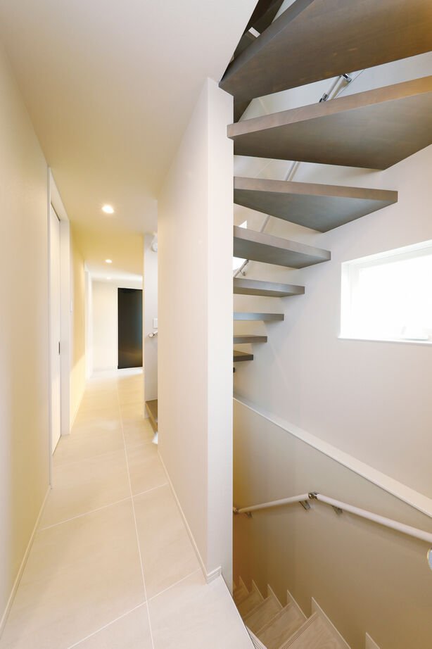 YAZAWALUMBER｜狭小特化 【敷地25坪/RCガレージ/屋上テラス/スケルトン階段】道路との高低差を活かした、"設計力"が光る家の建築実例画像8