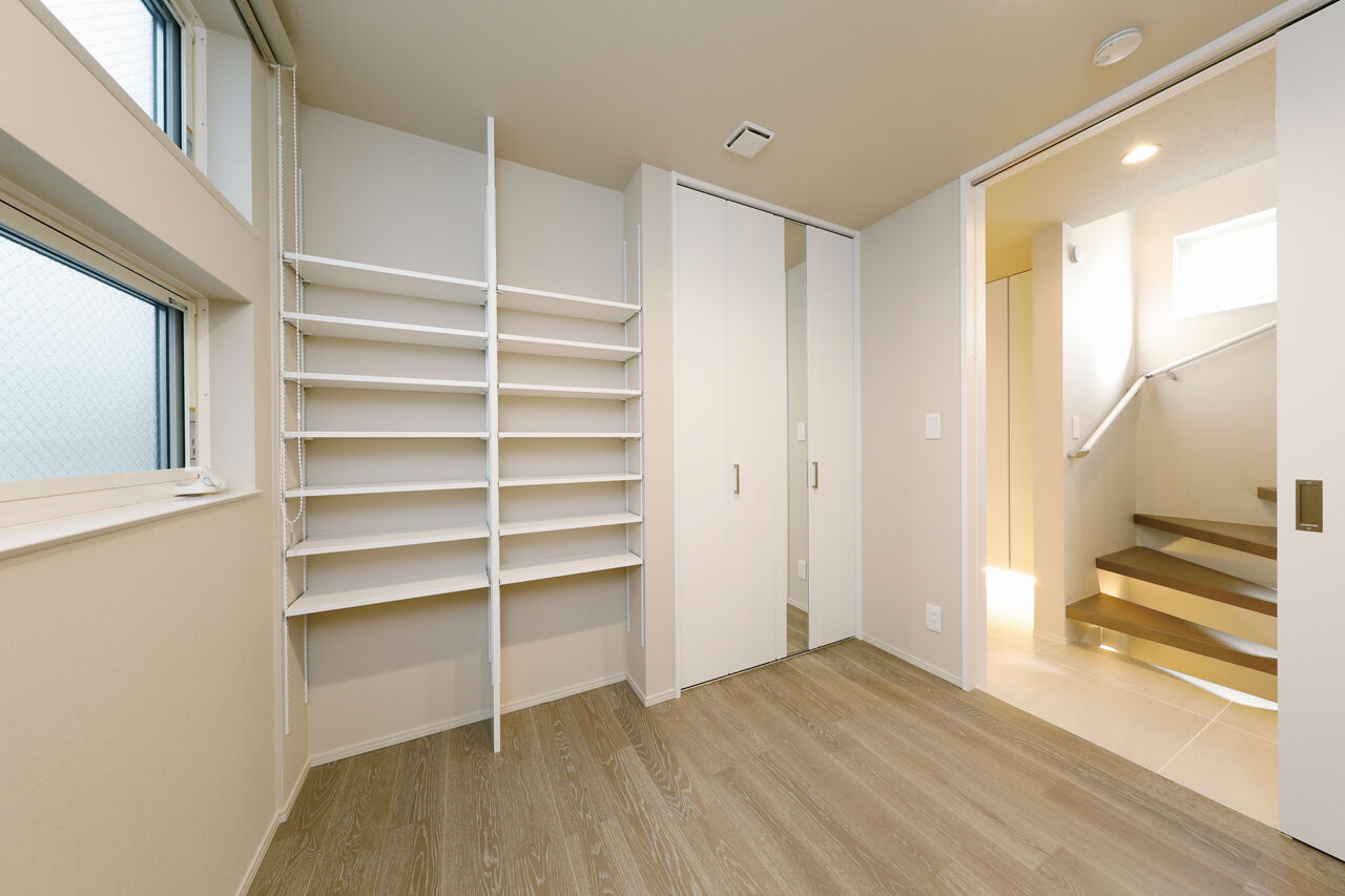 YAZAWALUMBER｜狭小特化 【敷地25坪/RCガレージ/屋上テラス/スケルトン階段】道路との高低差を活かした、"設計力"が光る家の建築実例画像9