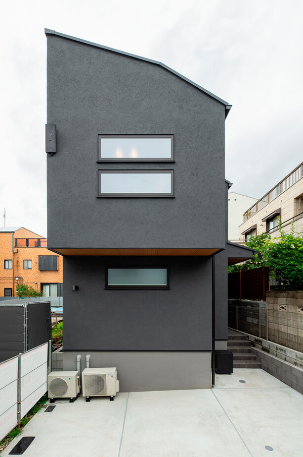 YAZAWALUMBER｜狭小特化 【敷地27坪/狭小/2000万円台】ナチュラルな住空間にブラックの差し色をプラスしたモノトーンハウスの建築実例画像1