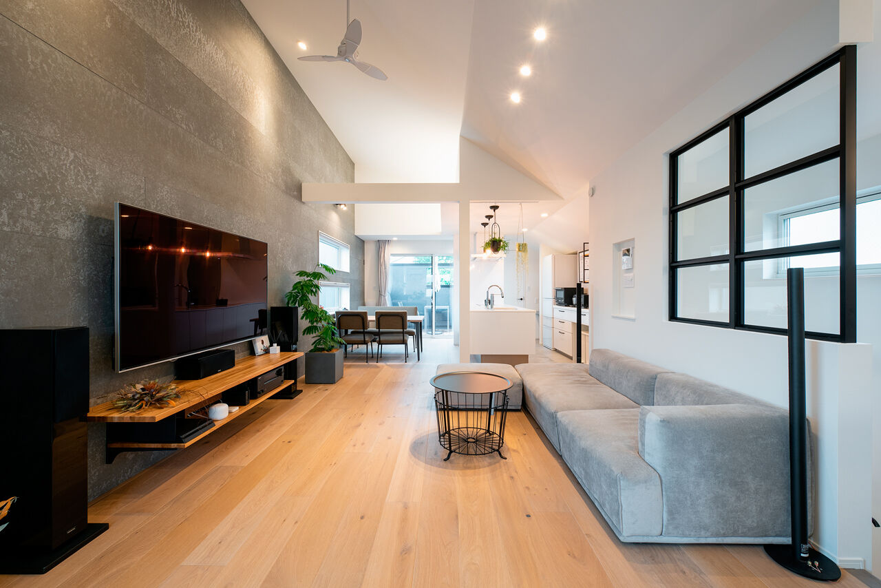 YAZAWALUMBER｜狭小特化 【敷地27坪/狭小/2000万円台】ナチュラルな住空間にブラックの差し色をプラスしたモノトーンハウスの建築実例画像2