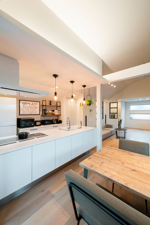 YAZAWALUMBER｜狭小特化 【敷地27坪/狭小/2000万円台】ナチュラルな住空間にブラックの差し色をプラスしたモノトーンハウスの建築実例画像3