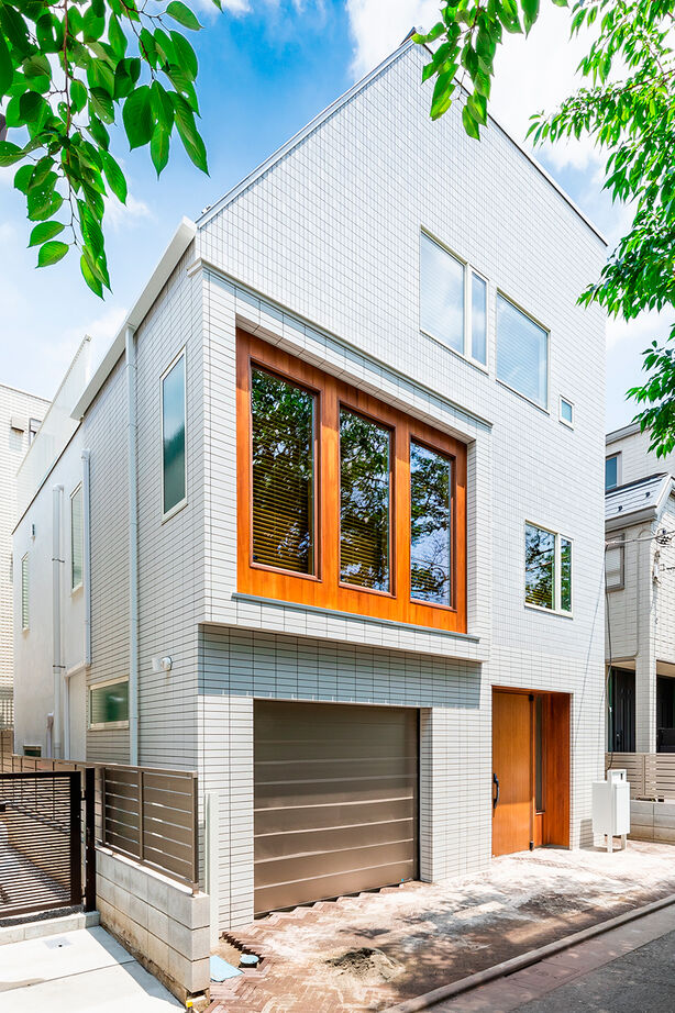 YAZAWALUMBER｜狭小特化 【敷地25坪/3階建て/ガレージ】木の温もりと緑の借景が心地よい。狭小で屋上付きの技術力が光る家の建築実例画像1