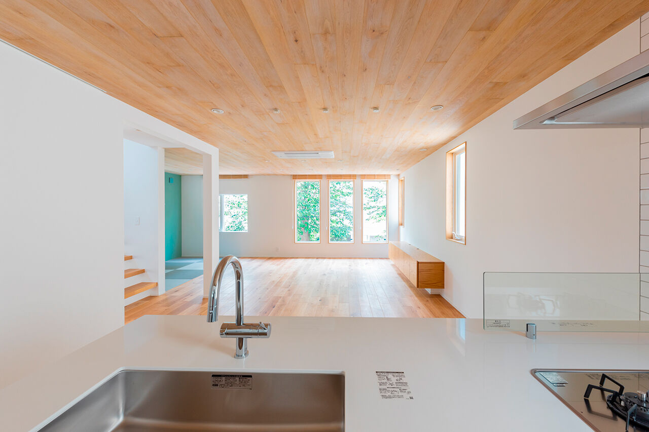 YAZAWALUMBER｜狭小特化 【敷地25坪/3階建て/ガレージ】木の温もりと緑の借景が心地よい。狭小で屋上付きの技術力が光る家の建築実例画像2