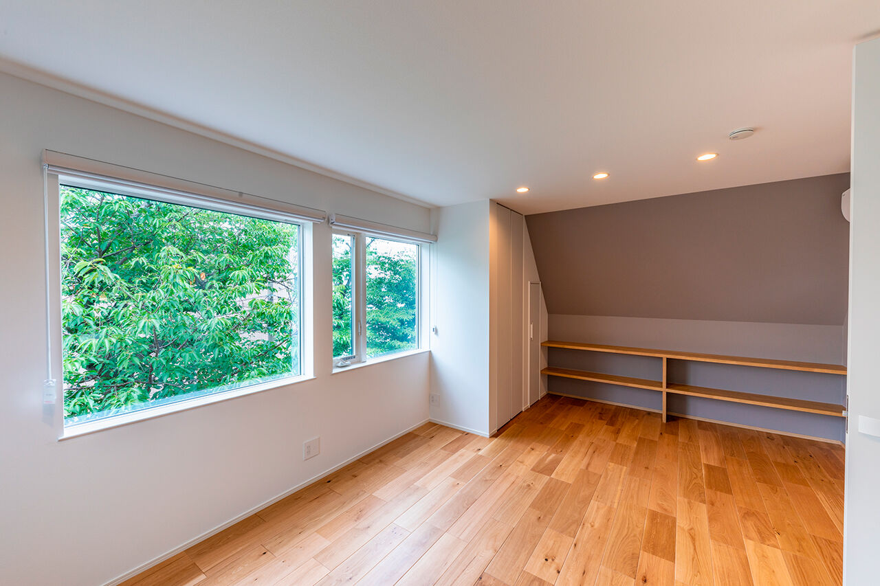 YAZAWALUMBER｜狭小特化 【敷地25坪/3階建て/ガレージ】木の温もりと緑の借景が心地よい。狭小で屋上付きの技術力が光る家の建築実例画像3