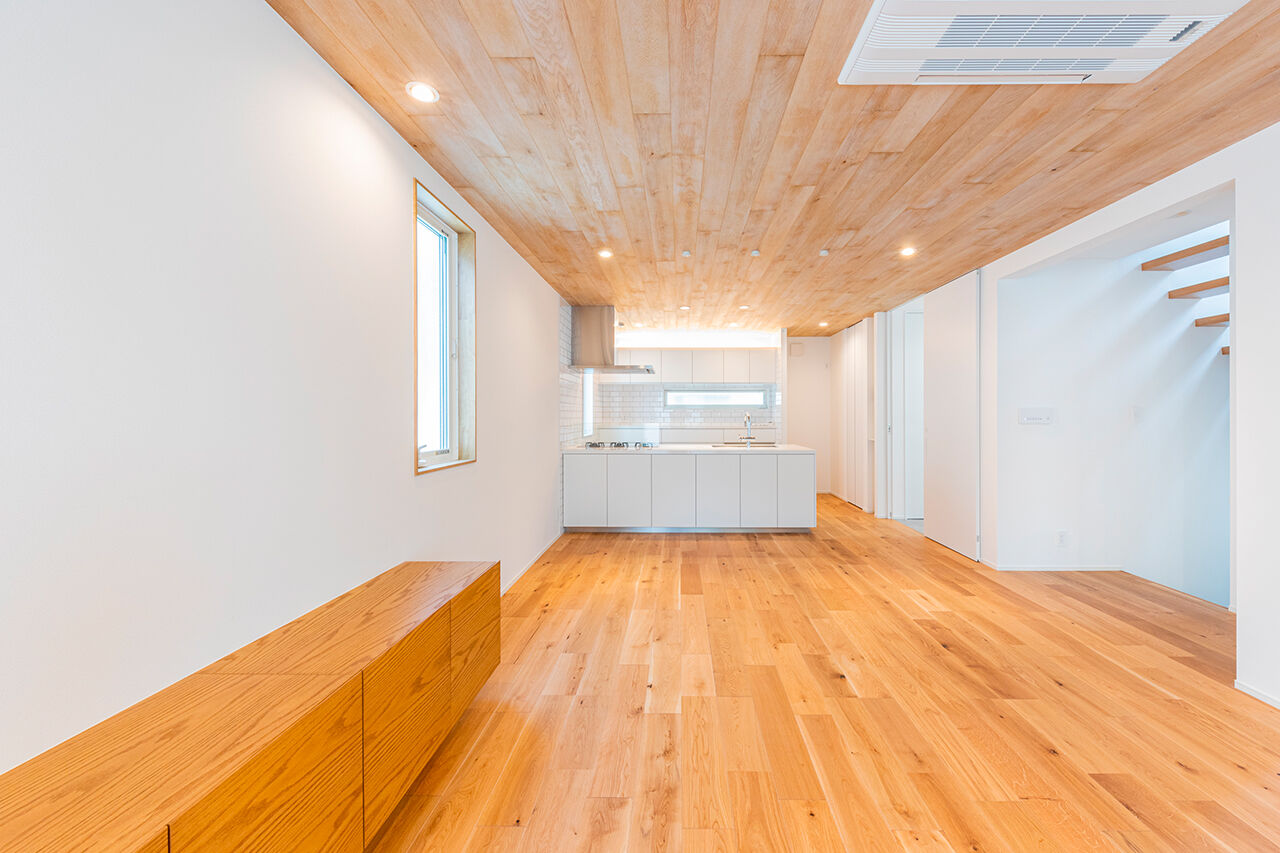 YAZAWALUMBER｜狭小特化 【敷地25坪/3階建て/ガレージ】木の温もりと緑の借景が心地よい。狭小で屋上付きの技術力が光る家の建築実例画像4