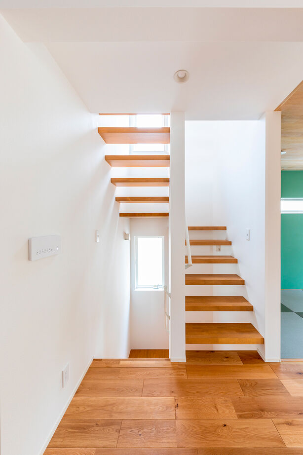 YAZAWALUMBER｜狭小特化 【敷地25坪/3階建て/ガレージ】木の温もりと緑の借景が心地よい。狭小で屋上付きの技術力が光る家の建築実例画像8