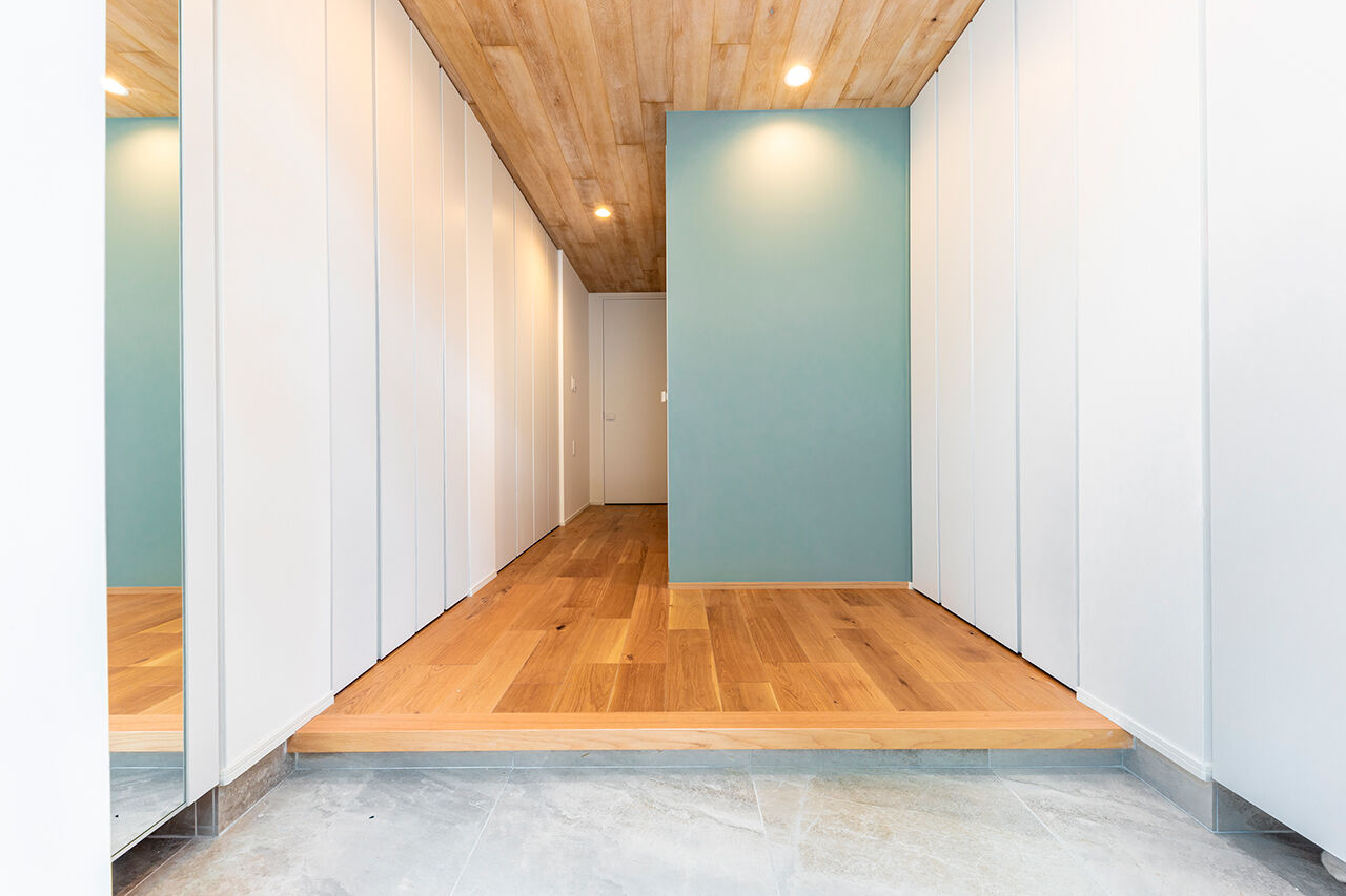 YAZAWALUMBER｜狭小特化 【敷地25坪/3階建て/ガレージ】木の温もりと緑の借景が心地よい。狭小で屋上付きの技術力が光る家の建築実例画像10