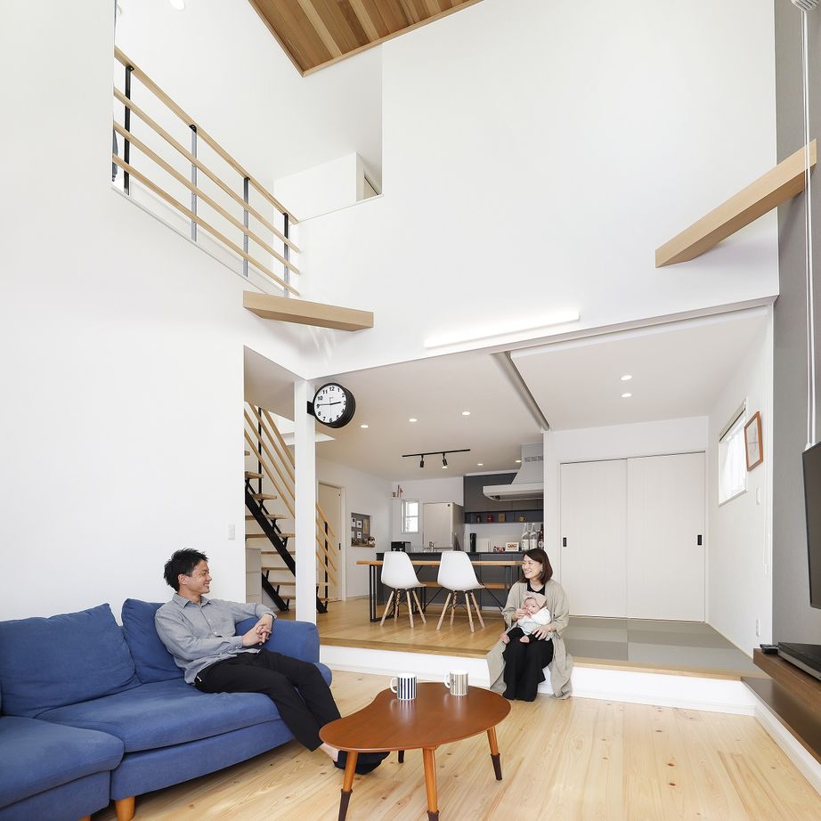 七呂建設 「親子でゴロゴロできる場所が欲しい」段下がり＆吹き抜けでゆったり温かな空間にの建築実例画像3