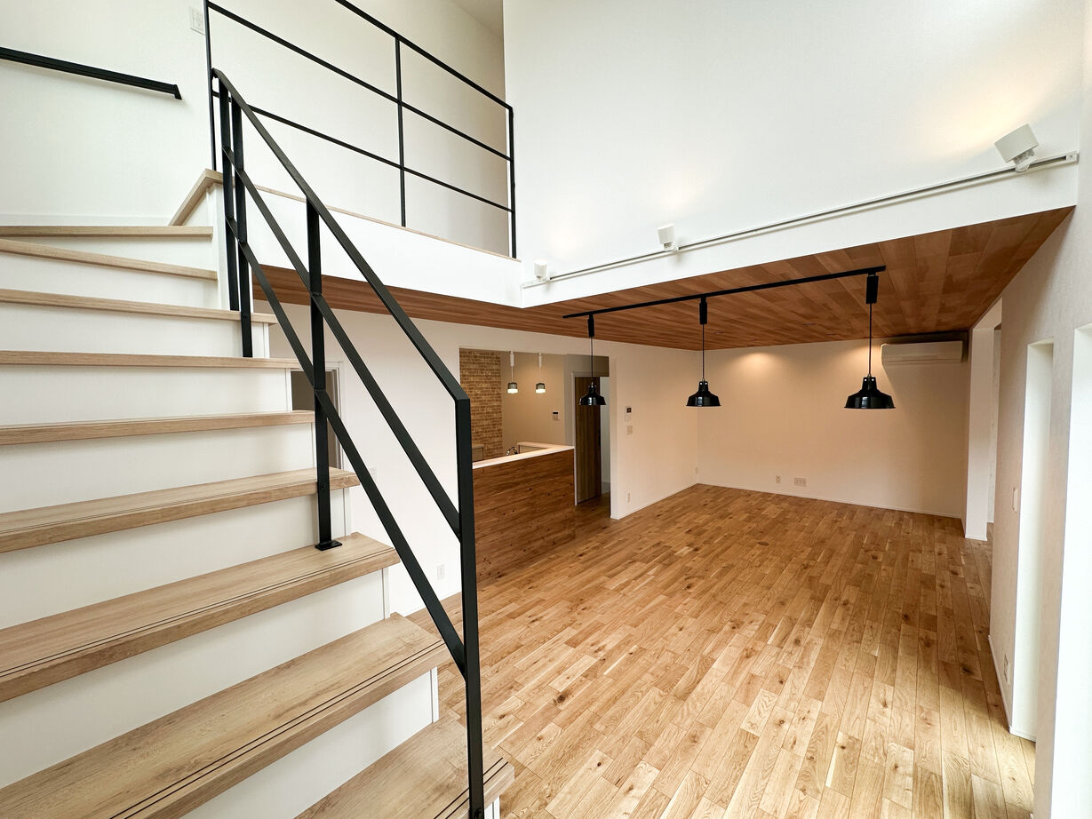 ネクストイノベーション 【山形県/ガス乾燥機付】明るい吹き抜けの開放感が魅力なアメリカンテイストの家の建築実例画像2