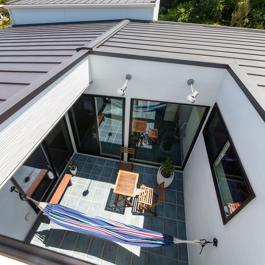 オークデザインハウス（オークス建設） 【2000万円～2499万円で建てた二世帯】吹抜けリビング×中庭×趣味を大事にする空間×環境を活かしたデザインの建築実例画像2