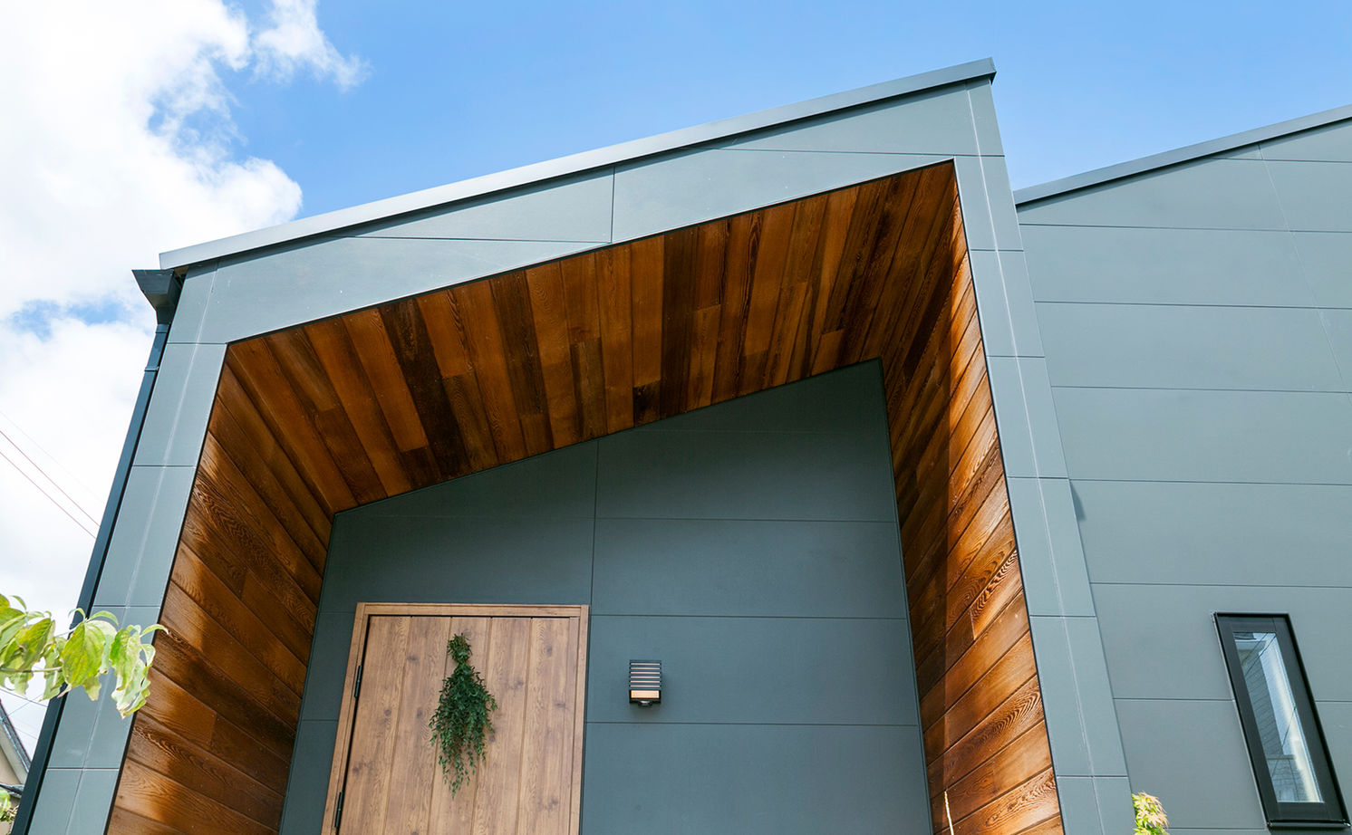 オークデザインハウス（オークス建設） 【2000万円～2499万円で建てた家】オーク無垢床×屋久島地杉のウッドデッキ×数年後の快適性を配慮した住まいの建築実例画像2