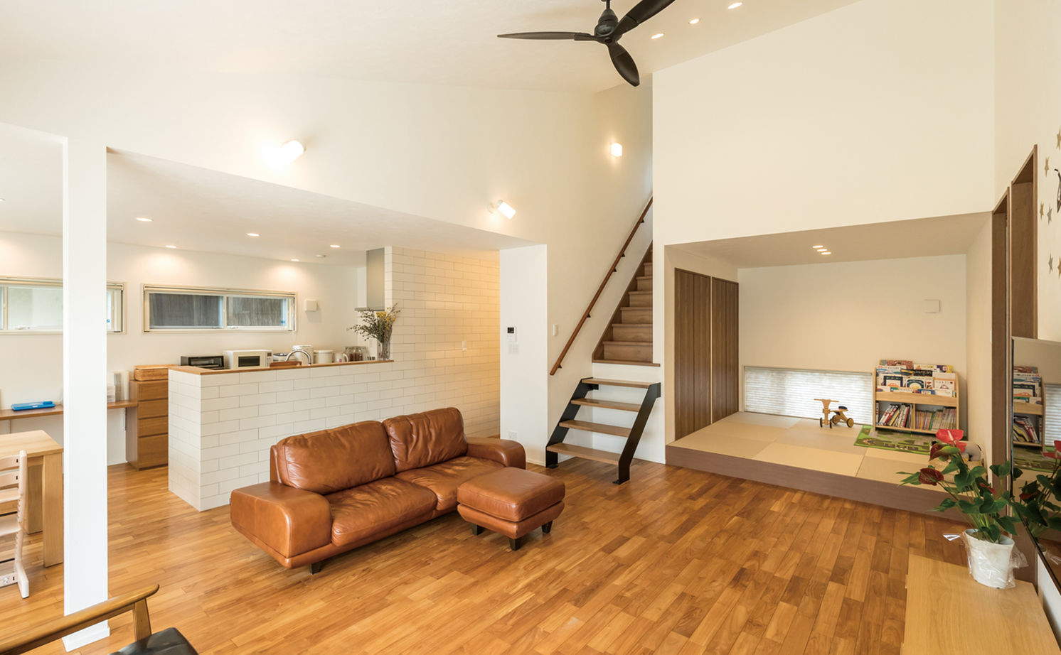 オークデザインハウス（オークス建設） 【2000万円～2499万円で建てた家】オーク無垢床×屋久島地杉のウッドデッキ×数年後の快適性を配慮した住まいの建築実例画像3