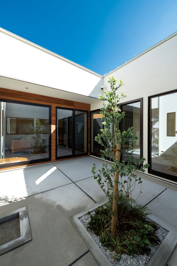 オークデザインハウス（オークス建設） 【2500万円～2999万円】パティオを囲む開放的な平屋。家族4世代が心地よく暮らす、デザイン性と機能が共存の建築実例画像2