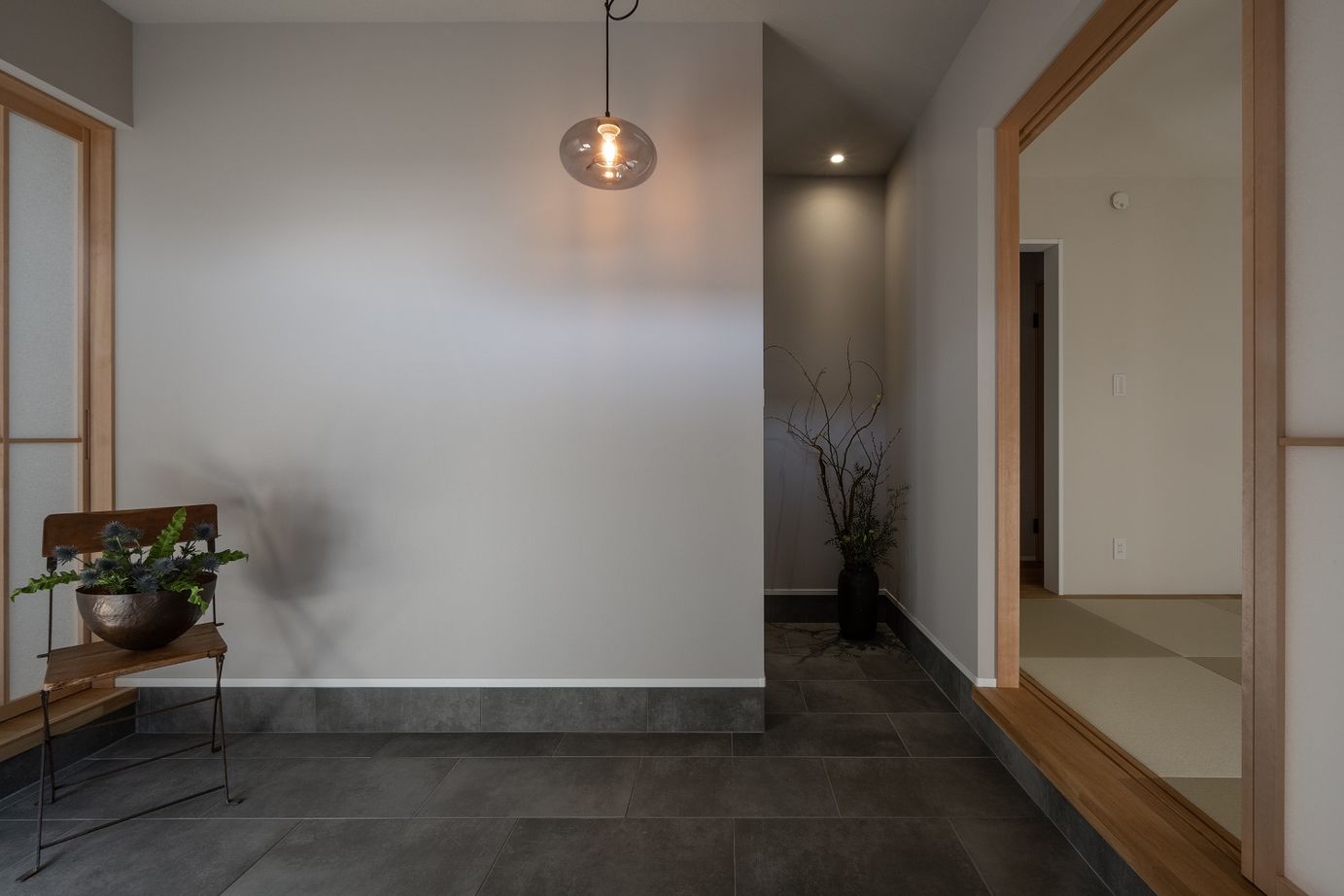 オークデザインハウス（オークス建設） 【2000万円～2499万円で建てた家】陰影が美しい和モダンの家|土間のある暮らしの建築実例画像4