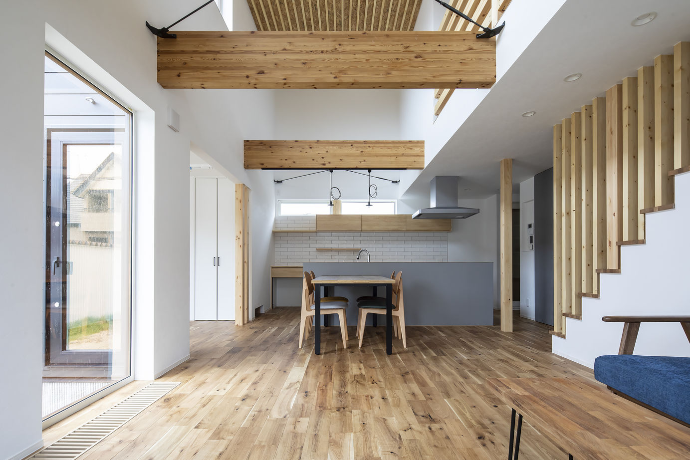 STV興発 【札幌市/5人家族(二世帯同居・子ども2人)/造作洗面】家中どこにいても明るい。光と家族を繋ぐ住まいの建築実例画像2