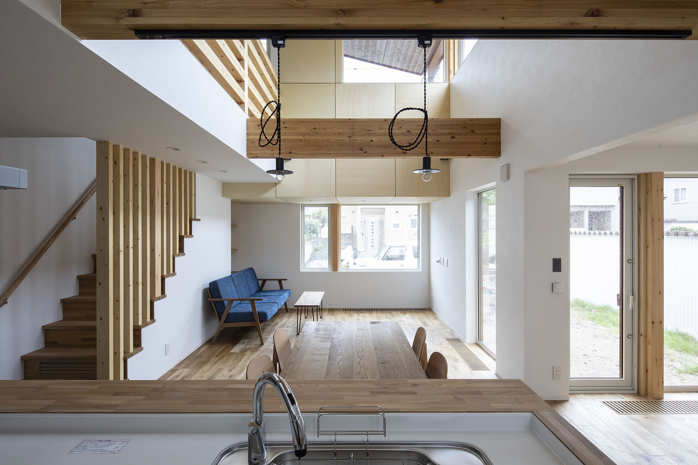 STV興発 【札幌市/5人家族(二世帯同居・子ども2人)/造作洗面】家中どこにいても明るい。光と家族を繋ぐ住まいの建築実例画像3