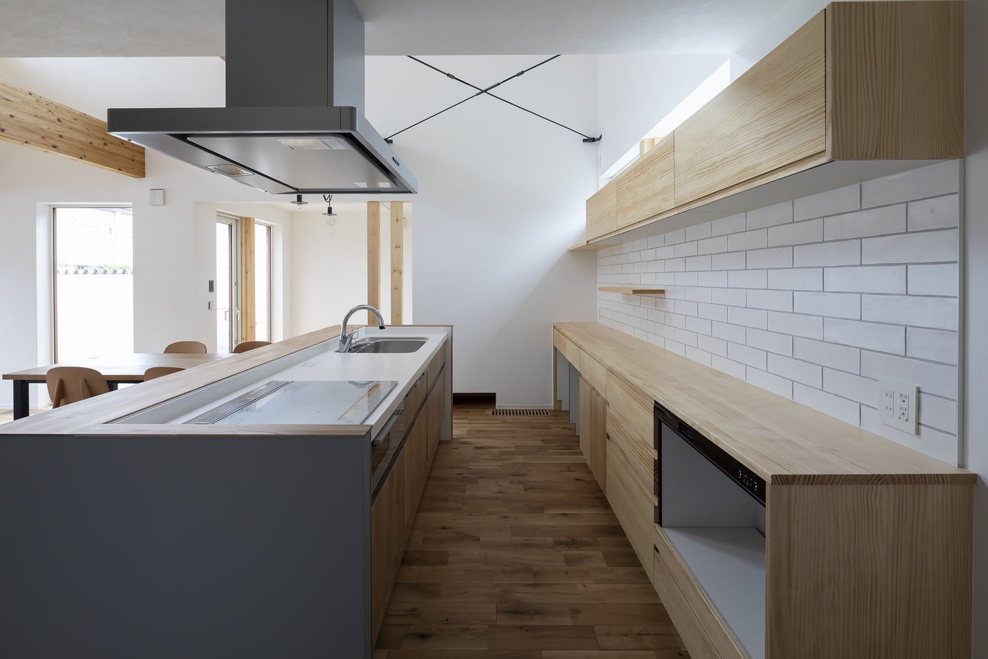 STV興発 【札幌市/5人家族(二世帯同居・子ども2人)/造作洗面】家中どこにいても明るい。光と家族を繋ぐ住まいの建築実例画像4