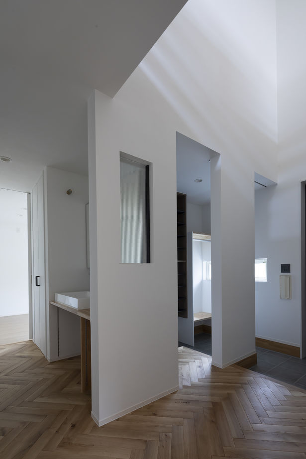 STV興発 【札幌市/5人家族(二世帯同居・子ども2人)/造作洗面】家中どこにいても明るい。光と家族を繋ぐ住まいの建築実例画像6