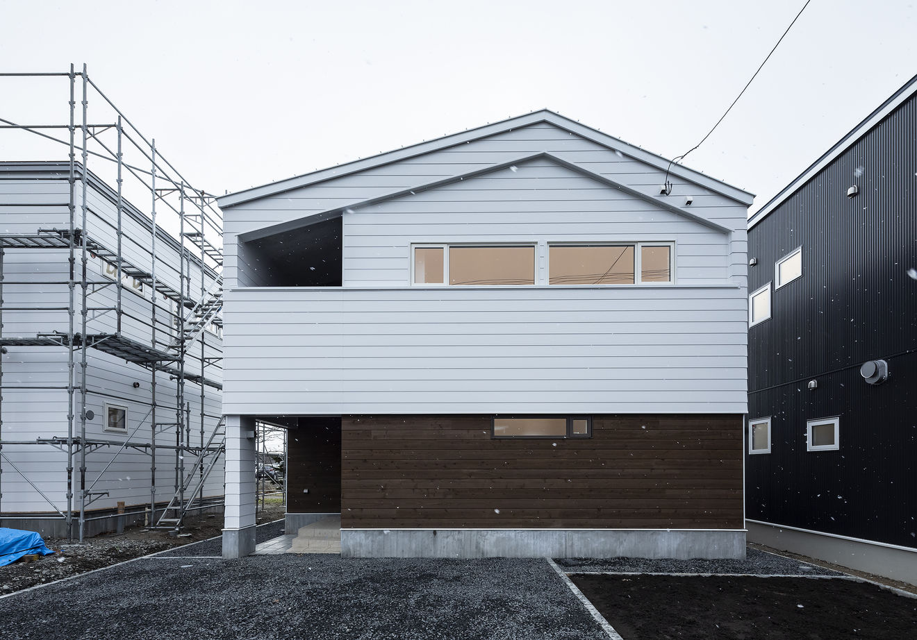 STV興発 【札幌市/4人家族(子ども2人)/書斎】スキップフロアと吹き抜けがつくる開放的な空間が広がる住まいの建築実例画像1