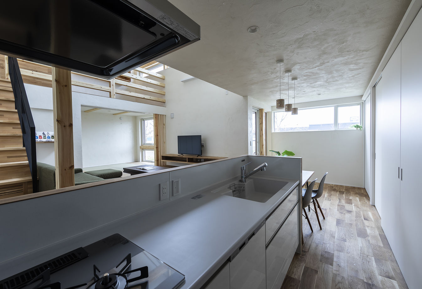 STV興発 【札幌市/4人家族(子ども2人)/書斎】スキップフロアと吹き抜けがつくる開放的な空間が広がる住まいの建築実例画像6