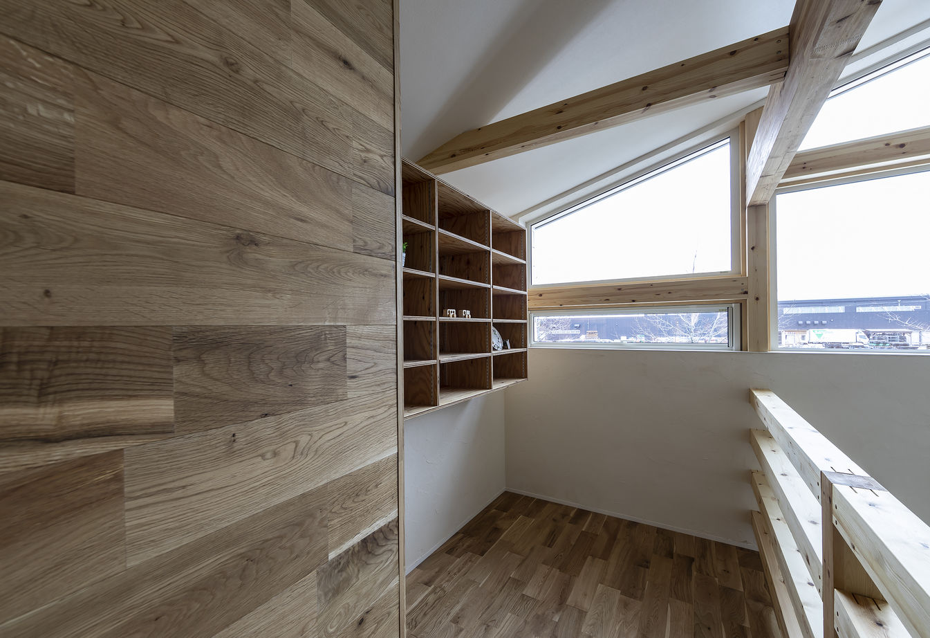 STV興発 【札幌市/4人家族(子ども2人)/書斎】スキップフロアと吹き抜けがつくる開放的な空間が広がる住まいの建築実例画像9