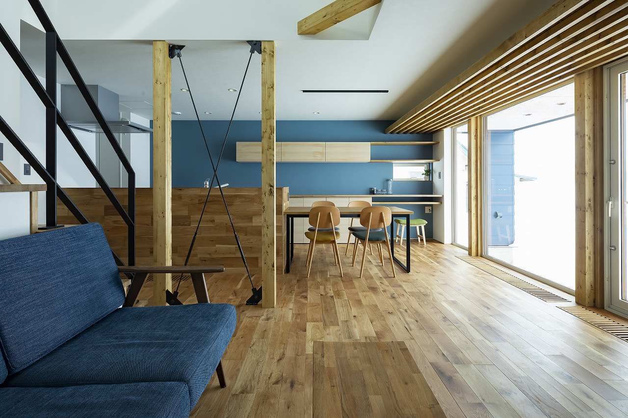 STV興発 【札幌市/3LDK間取図/畳コーナー/造作収納/造作洗面】リビングや縁側から庭の桜を愉しむ住まいの建築実例画像2