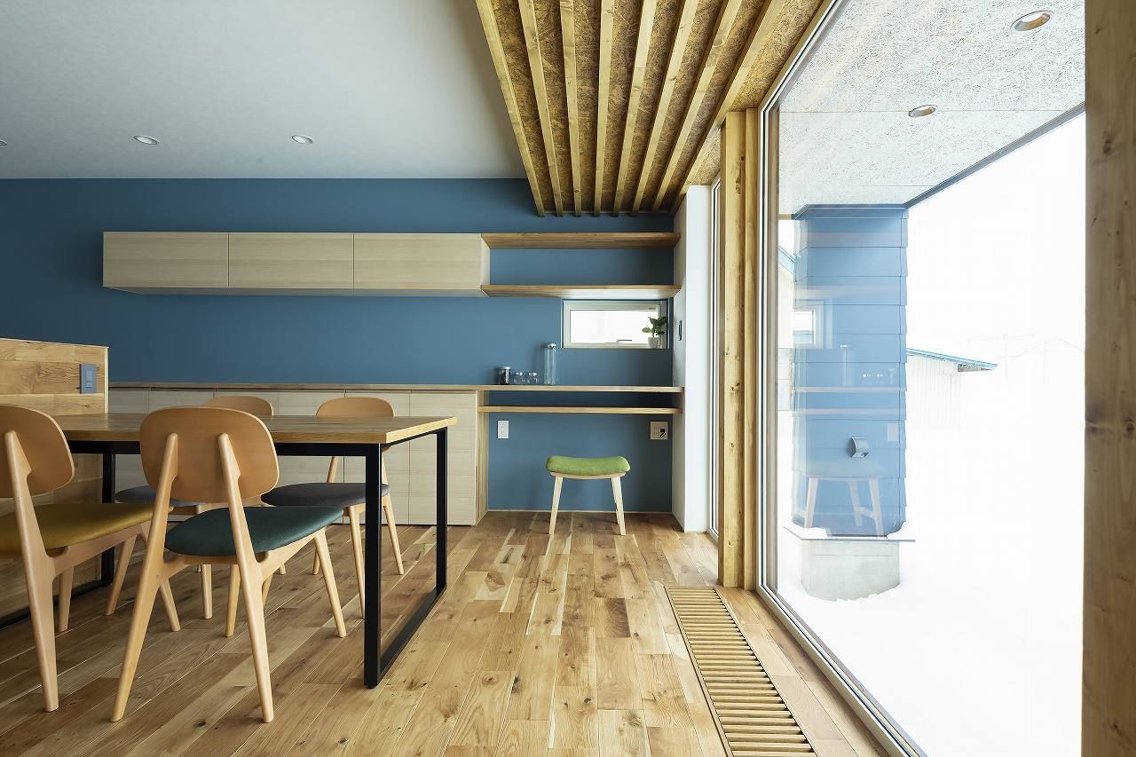 STV興発 【札幌市/3LDK間取図/畳コーナー/造作収納/造作洗面】リビングや縁側から庭の桜を愉しむ住まいの建築実例画像3