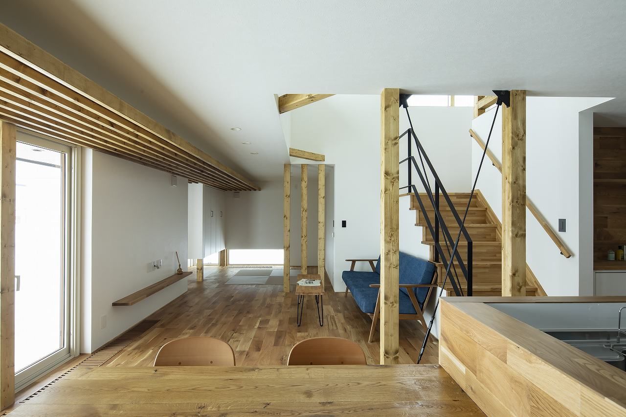 STV興発 【札幌市/3LDK間取図/畳コーナー/造作収納/造作洗面】リビングや縁側から庭の桜を愉しむ住まいの建築実例画像4