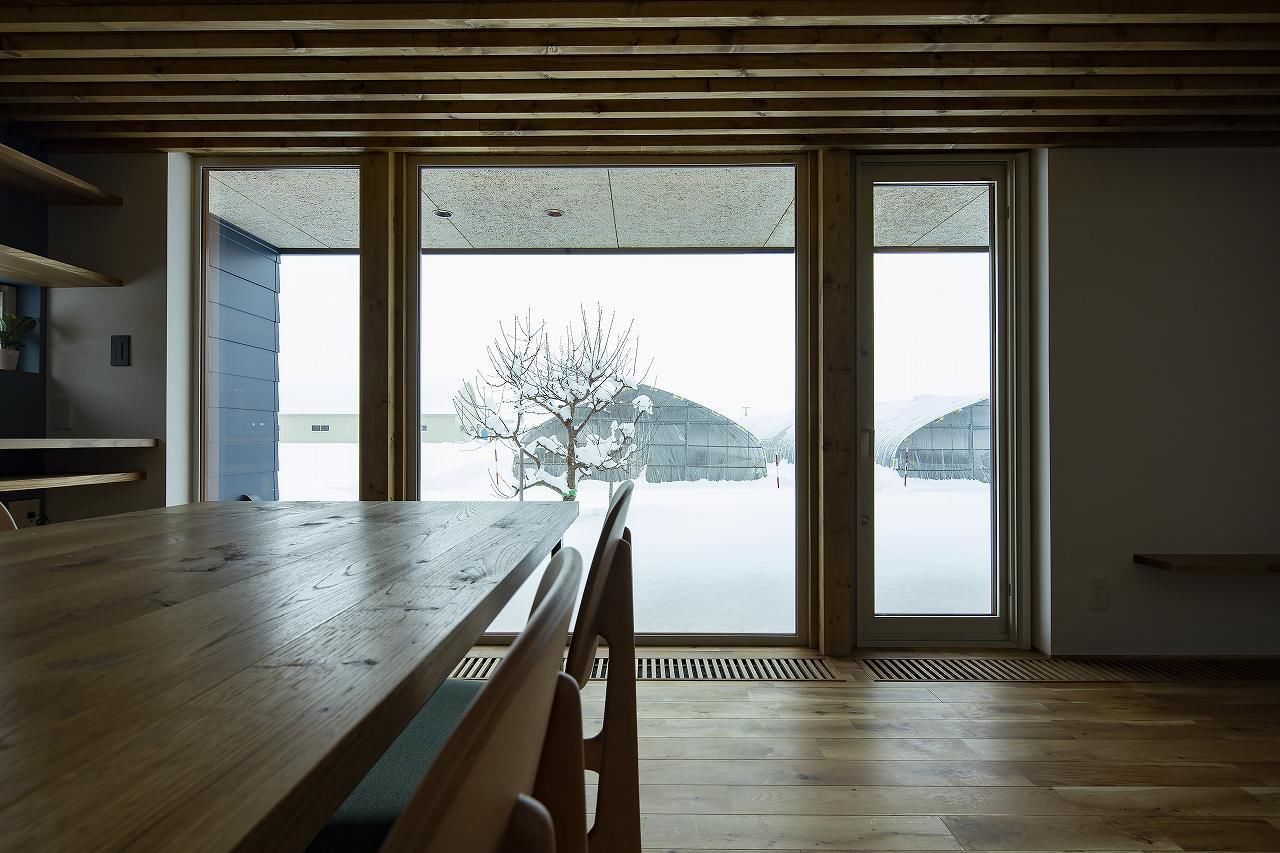 STV興発 【札幌市/3LDK間取図/畳コーナー/造作収納/造作洗面】リビングや縁側から庭の桜を愉しむ住まいの建築実例画像5