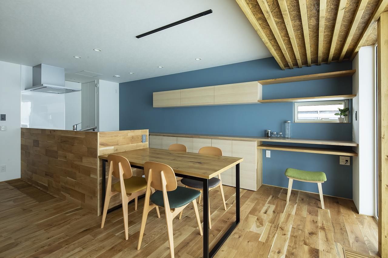 STV興発 【札幌市/3LDK間取図/畳コーナー/造作収納/造作洗面】リビングや縁側から庭の桜を愉しむ住まいの建築実例画像6