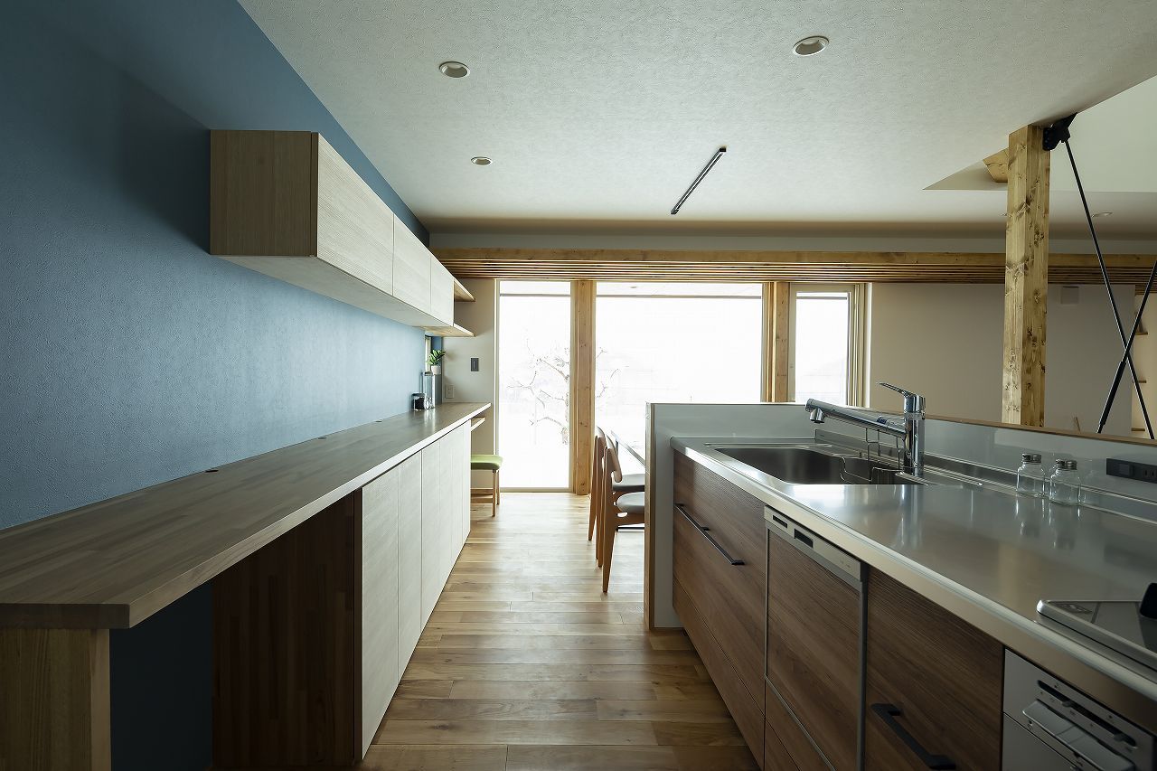 STV興発 【札幌市/3LDK間取図/畳コーナー/造作収納/造作洗面】リビングや縁側から庭の桜を愉しむ住まいの建築実例画像7